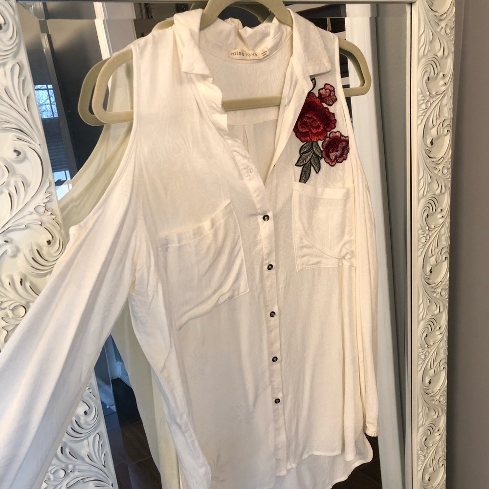 White and pink appliqué open shoulder shirt